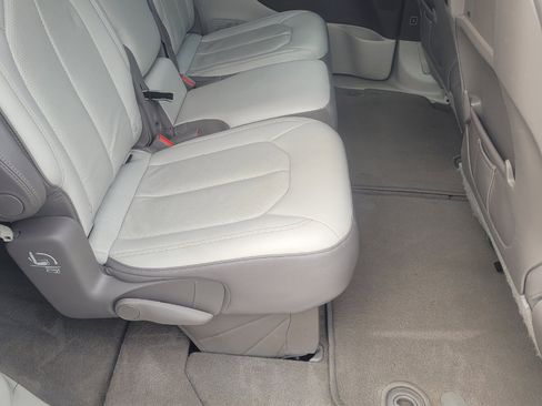 Used 2017 Chrysler Pacifica Touring-L Plus image 28