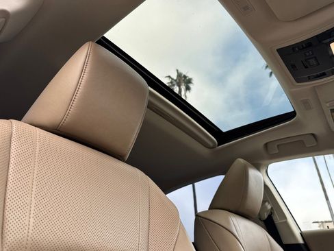 Used 2019 Lexus ES 300h w/ Accessory Package 2 image 16