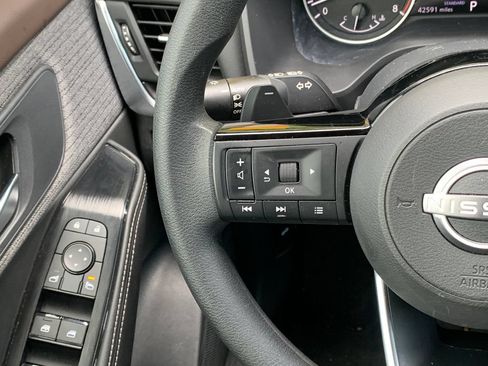 Used 2023 Nissan Rogue SV FWD image 13
