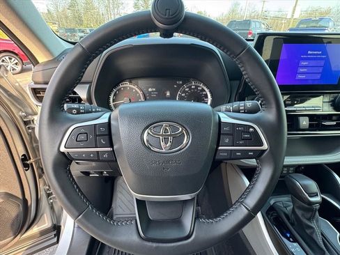 Used 2024 Toyota Highlander LE image 20