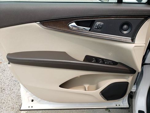Used 2019 Lincoln Nautilus Reserve FWD image 11