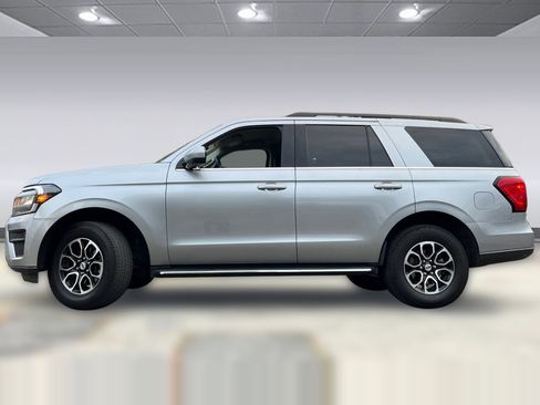 Used 2022 Ford Expedition XLT image 2