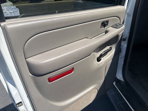 Used 2005 GMC Yukon XL SLT w/ SLT Preferred Equipment Group AWD/4WD image 13