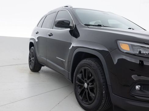 Used 2019 Jeep Cherokee Latitude Plus w/ Cold Weather Group FWD image 11