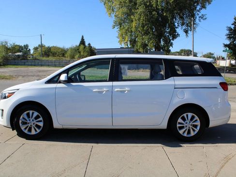 Used 2018 Kia Sedona L image 3