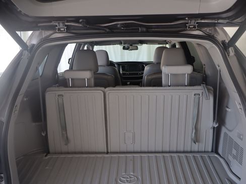 Used 2016 Toyota Highlander Limited image 2