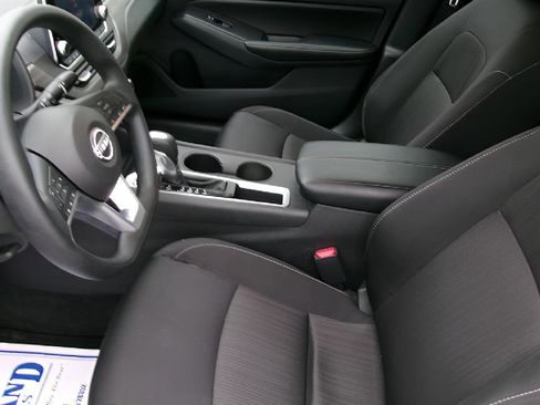 Used 2025 Nissan Altima 2.5 SV image 13