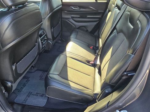 New 2025 Jeep Grand Cherokee Altitude image 9