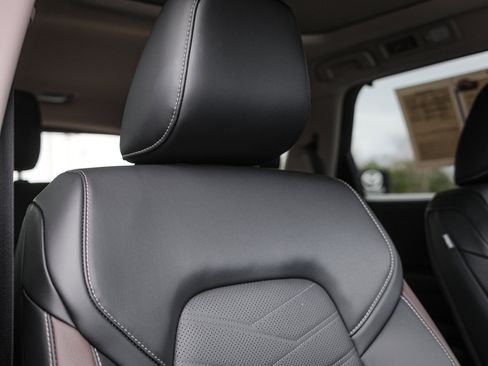 Used 2025 Nissan Pathfinder Platinum image 35