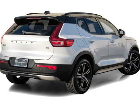 Used 2021 Volvo XC40 T4 R-Design image 8