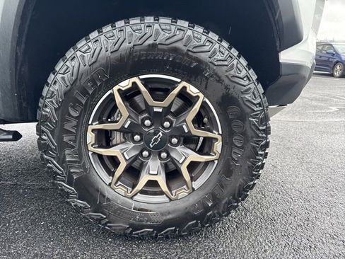 Used 2024 Chevrolet Colorado ZR2 w/ Technology Package AWD/4WD image 3