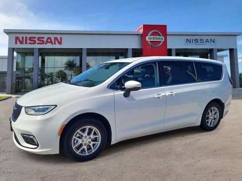 Used 2023 Chrysler Pacifica Touring-L FWD image 5