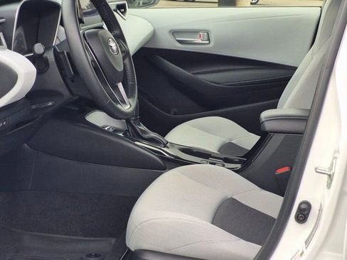 Used 2025 Toyota Corolla SE w/ SE Package image 15