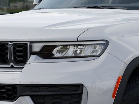 New 2026 Jeep Grand Cherokee Altitude image 10