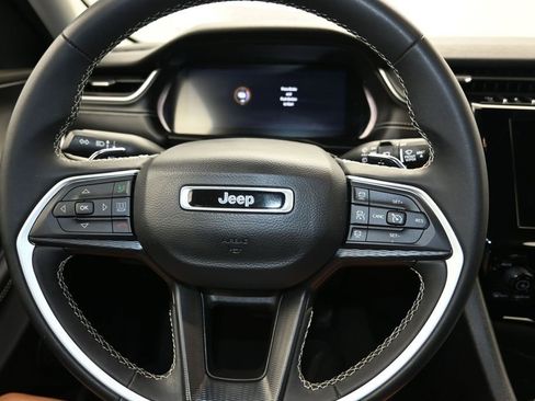 Used 2023 Jeep Grand Cherokee Laredo RWD image 13