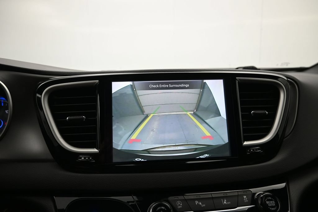Used 2025 Chrysler Pacifica Select FWD image 16