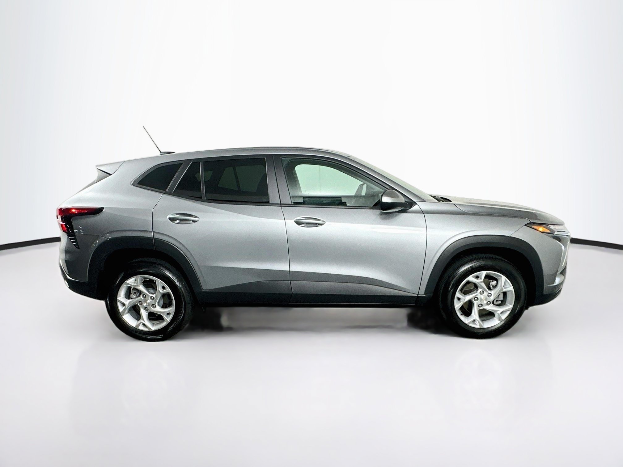 Used 2025 Chevrolet Trax LS w/ LS Convenience Package FWD image 10
