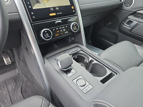 Certified 2025 Land Rover Discovery Dynamic SE image 30