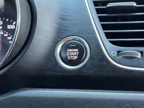 Used 2017 Kia Sedona LX w/ LX Essentials Premium Package image 24