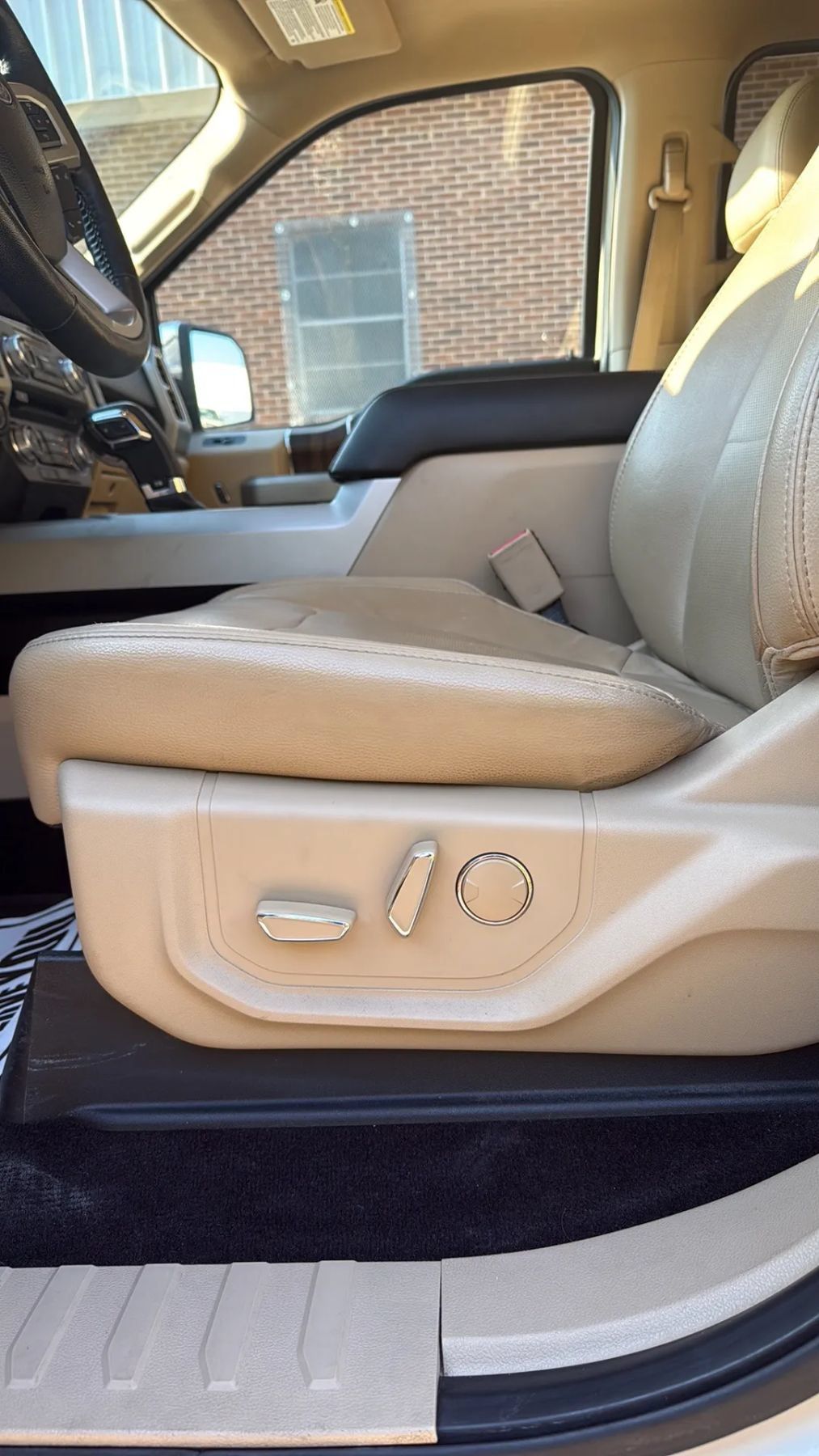 Used 2017 Ford F150 Lariat w/ Equipment Group 502A Luxury AWD/4WD image 18