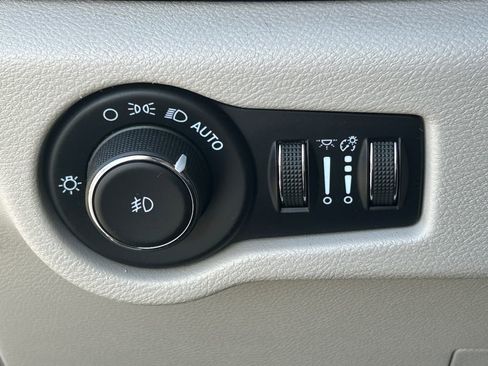 Used 2021 Chrysler Pacifica Touring image 24