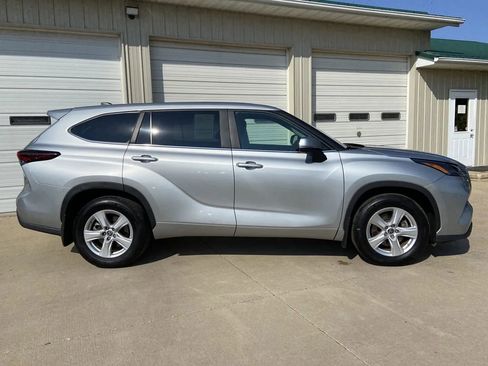 Used 2024 Toyota Highlander LE image 7