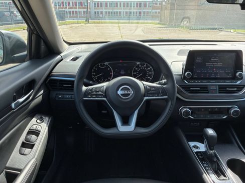 Used 2025 Nissan Altima 2.5 SV FWD image 29