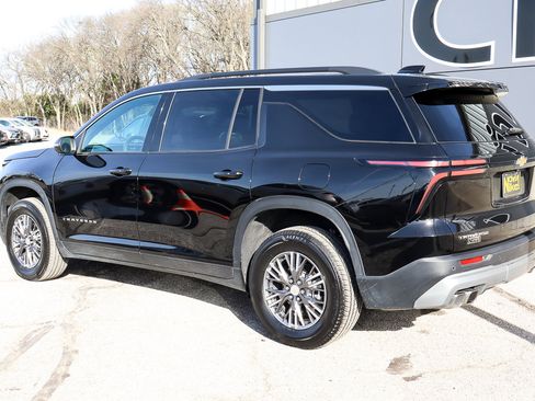 Used 2025 Chevrolet Traverse LT image 6