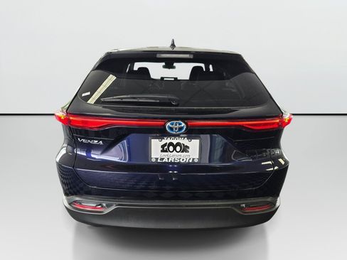 Used 2023 Toyota Venza LE AWD/4WD image 4