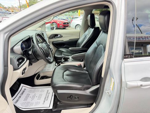 Used 2022 Chrysler Pacifica Touring-L FWD image 12