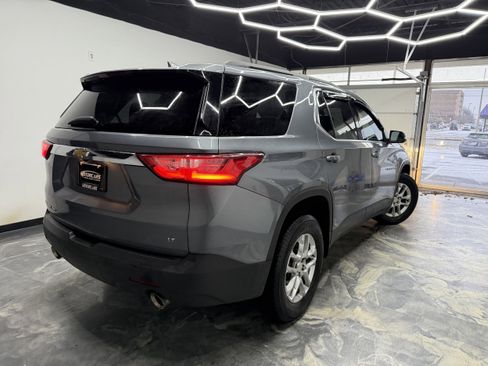 Used 2021 Chevrolet Traverse LT image 3