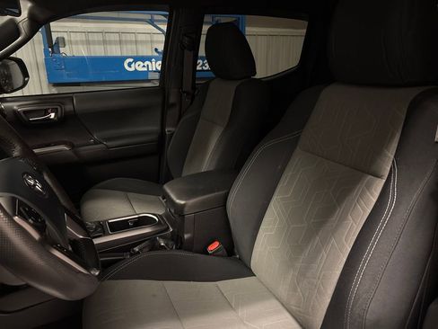 Used 2020 Toyota Tacoma TRD Off-Road image 23