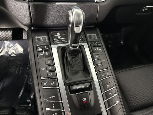 Certified 2018 Porsche Macan AWD/4WD image 31