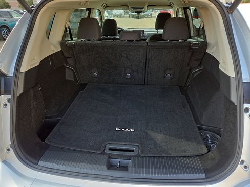 Used 2024 Nissan Rogue SV image 9