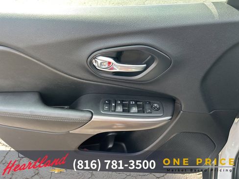 Used 2019 Jeep Cherokee Latitude w/ Popular Appearance Group image 15