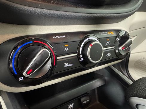 Used 2025 Kia Soul LX w/ LX Technology Package FWD image 20