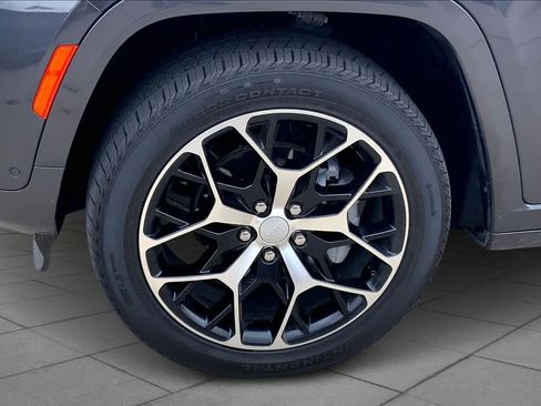 Used 2025 Jeep Grand Cherokee Summit image 10