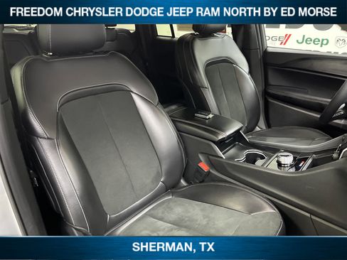 Used 2025 Jeep Grand Cherokee Altitude image 10