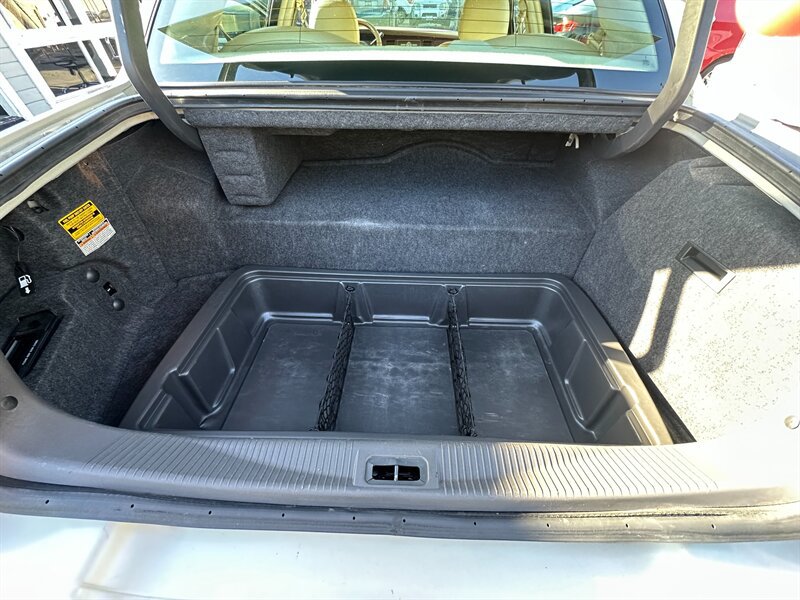 Used 2004 Lincoln Town Car Ultimate RWD image 11