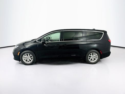 Used 2024 Chrysler Pacifica Touring-L FWD image 4