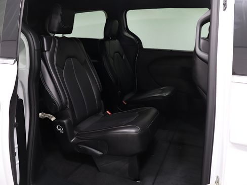 Used 2025 Chrysler Pacifica Select FWD image 17