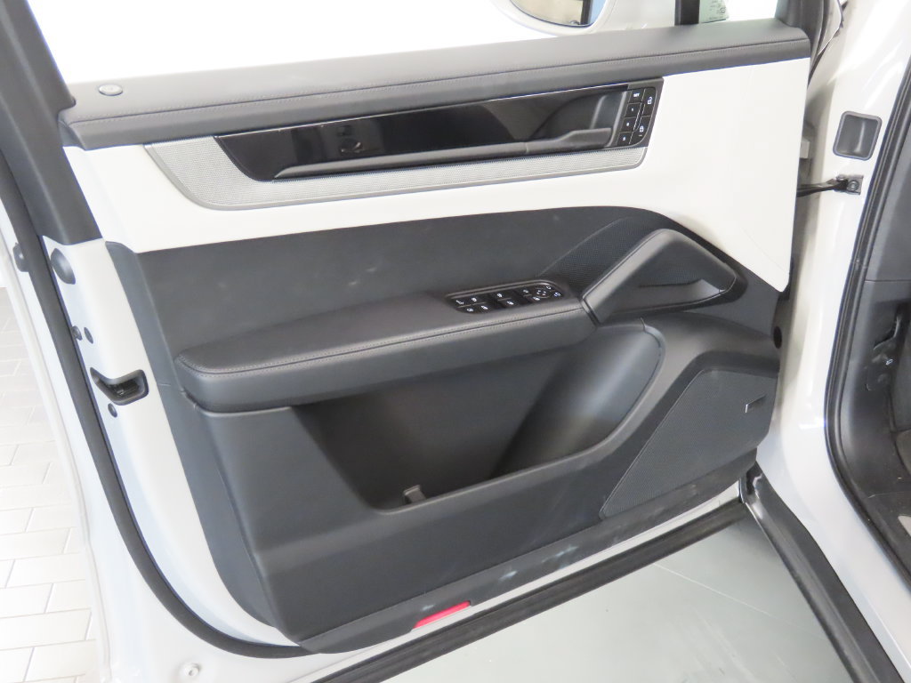 Certified 2026 Porsche Cayenne E-Hybrid AWD/4WD image 36