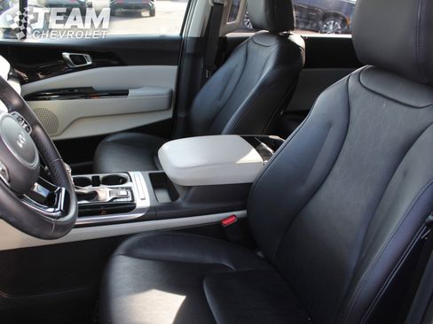 Used 2024 Kia Carnival EX image 11