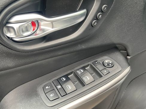 Used 2019 Jeep Cherokee Limited w/ Luxury Group AWD/4WD image 14
