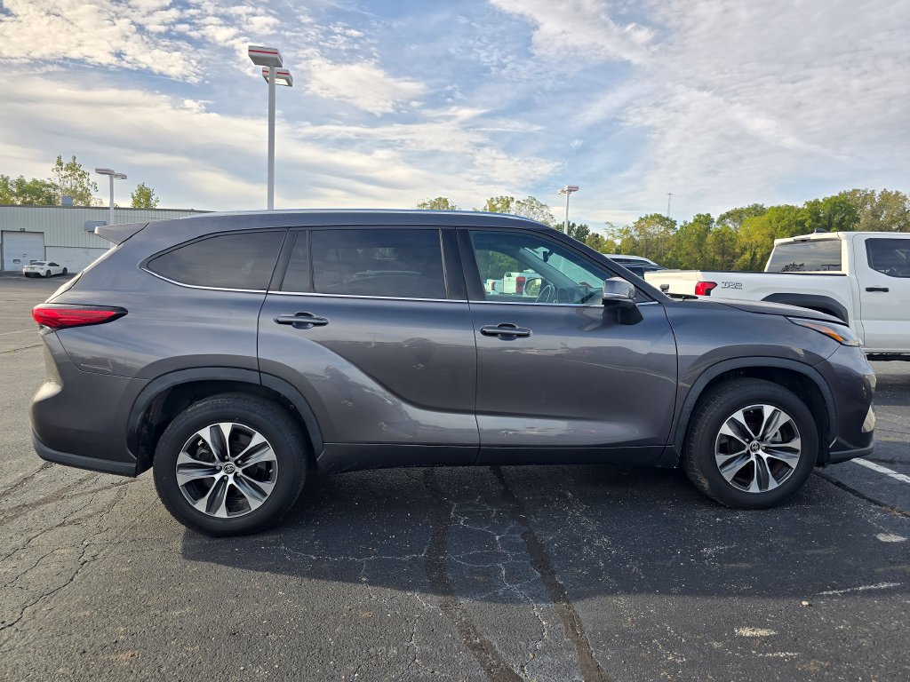 Certified 2021 Toyota Highlander XLE FWD image 9