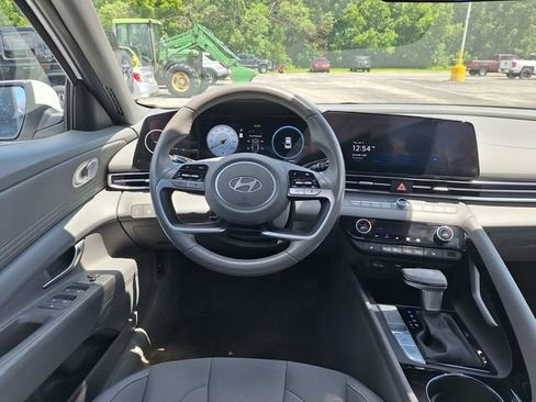 Used 2025 Hyundai Elantra SEL FWD image 13