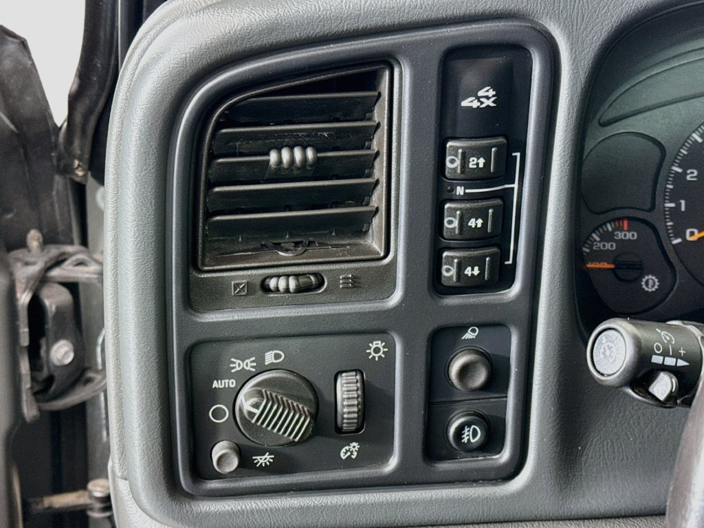 Used 2006 Chevrolet Silverado 2500 LT AWD/4WD image 10
