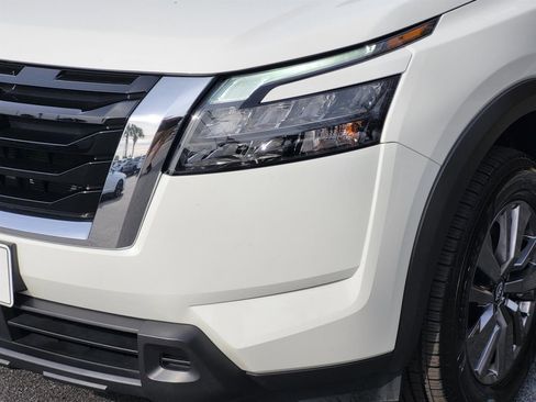 Used 2025 Nissan Pathfinder SV image 8