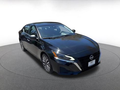 Used 2025 Nissan Altima 2.5 SV FWD image 3