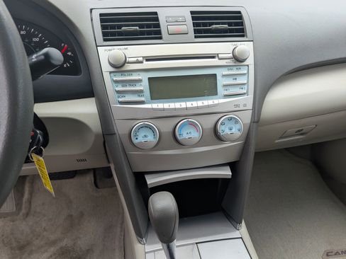 Used 2009 Toyota Camry LE FWD image 16
